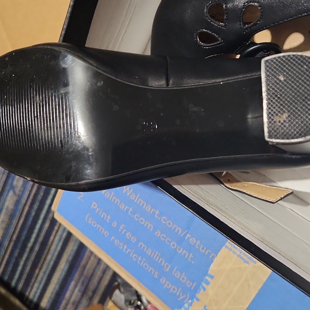 Shoes - Picture 5 of 6